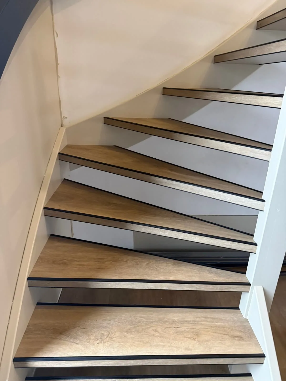 Trap gerenoveerd met licht eiken houtdecor