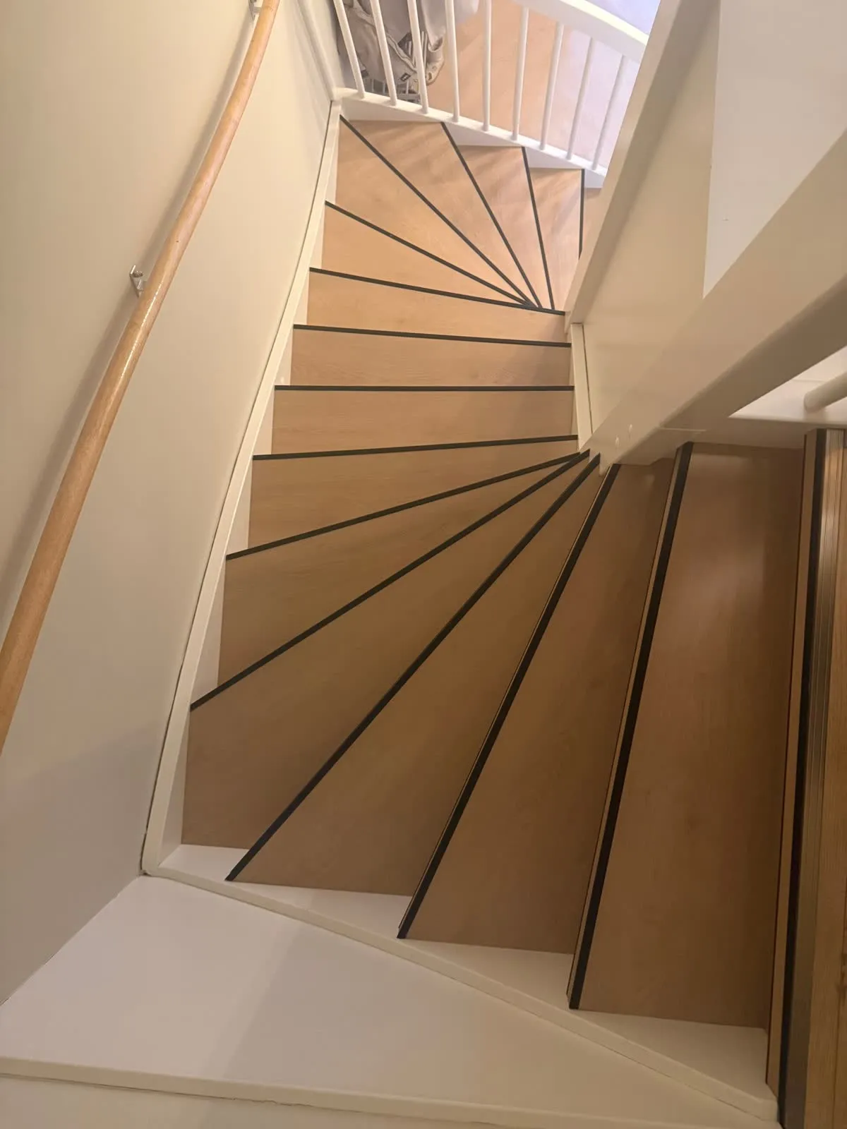 Draaiende trap gerenoveerd met licht eiken houtdecor