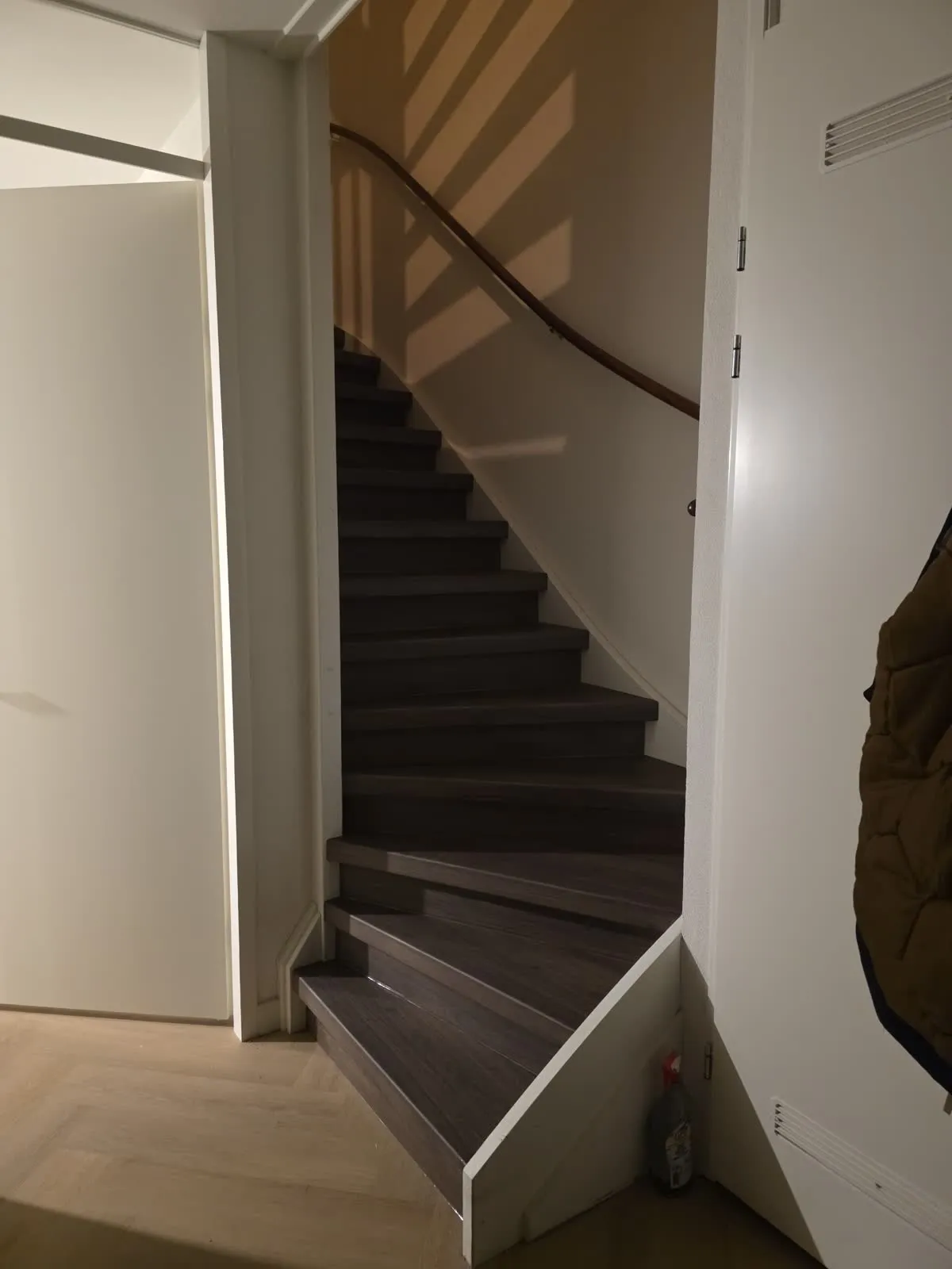 Trap gerenoveerd met donker houtdecor