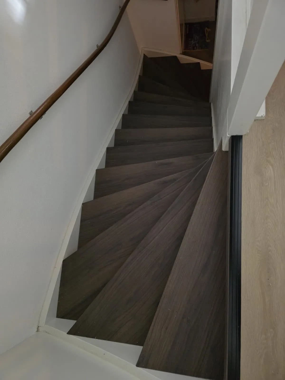 Trap gerenoveerd met donker houtdecor