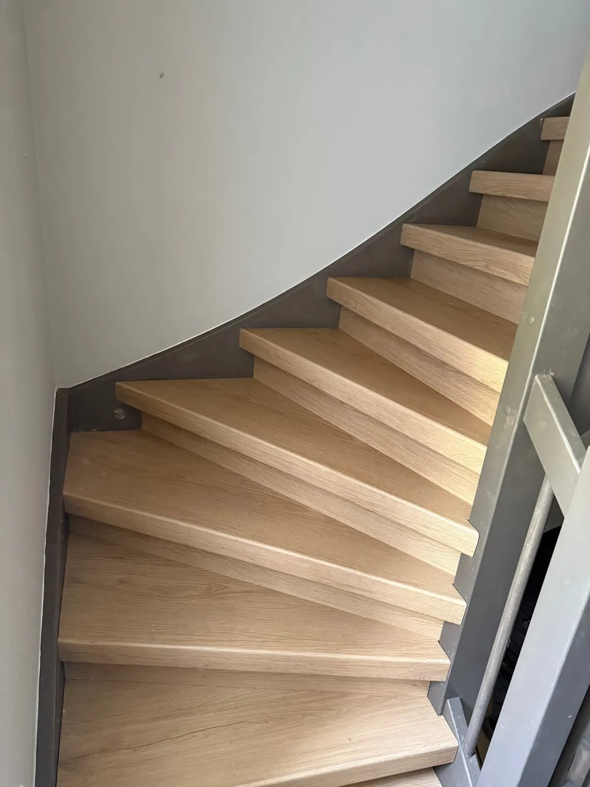 Trap gerenoveerd met licht eiken houtdecor