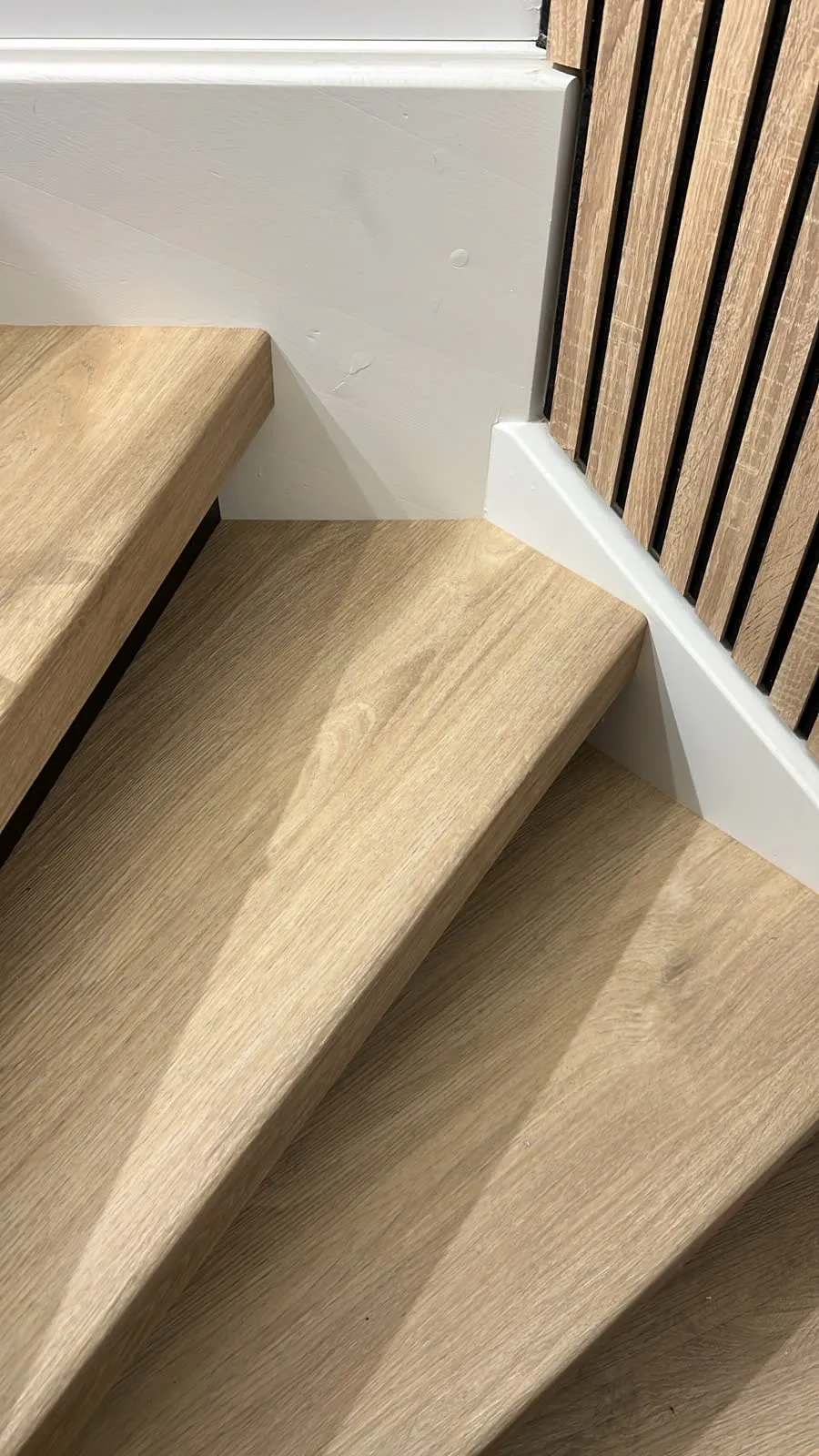 Trap gerenoveerd met licht eiken houtdecor