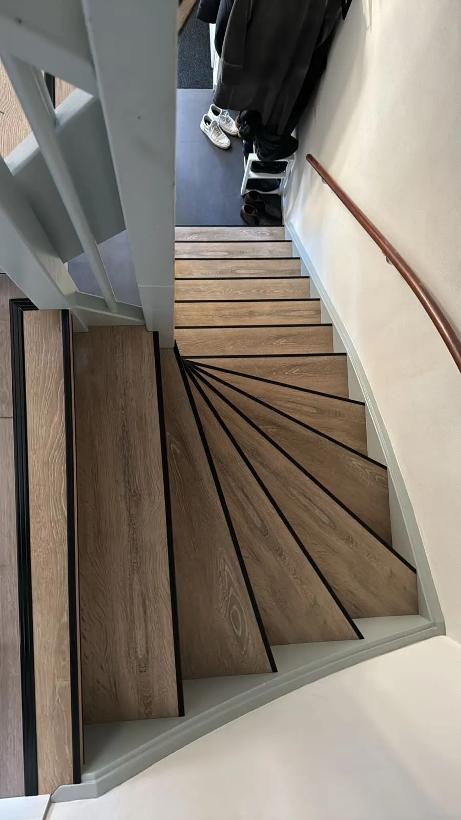 Draaiende trap gerenoveerd met licht eiken houtdecor