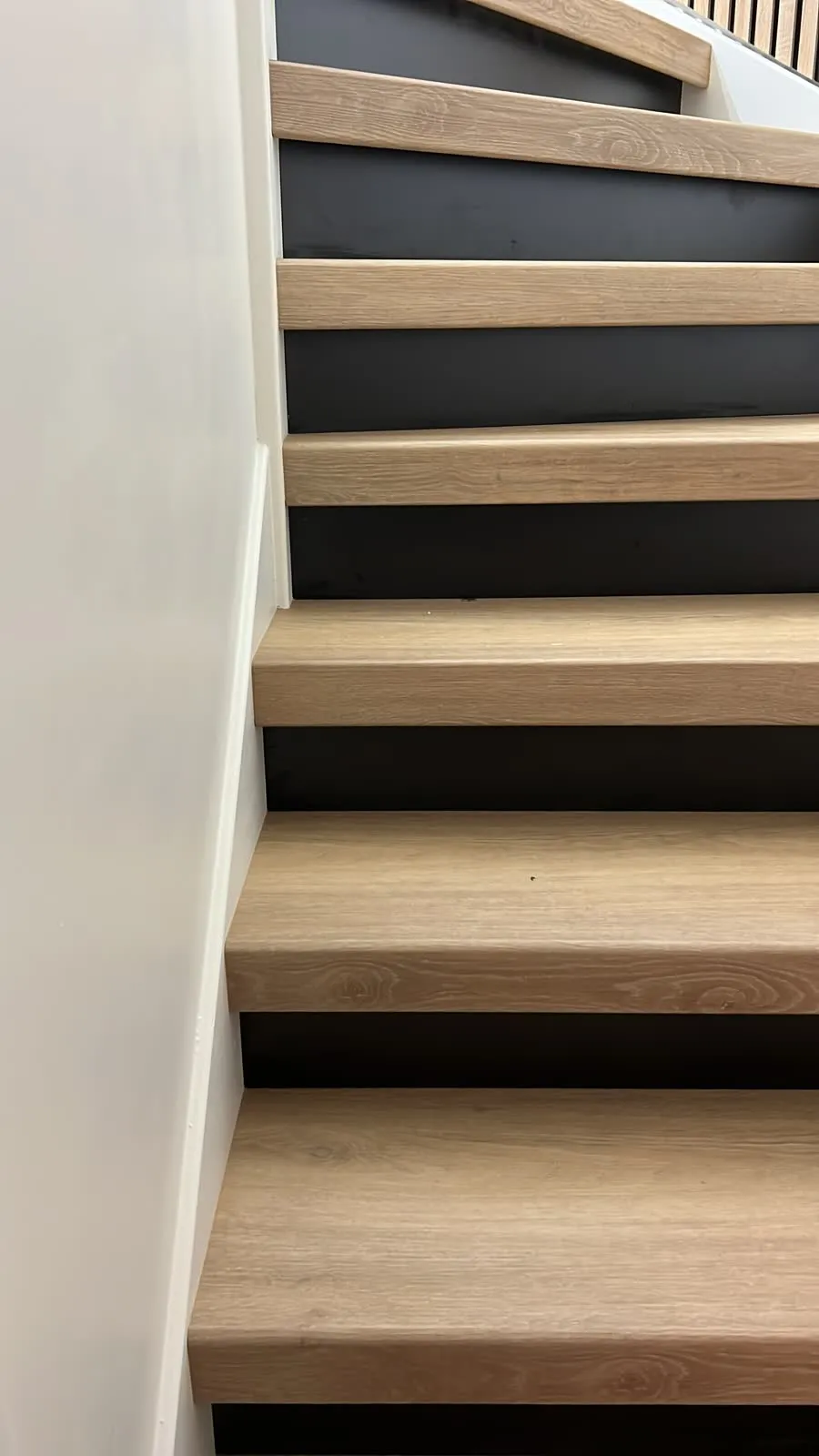 Trap gerenoveerd met licht eiken houtdecor