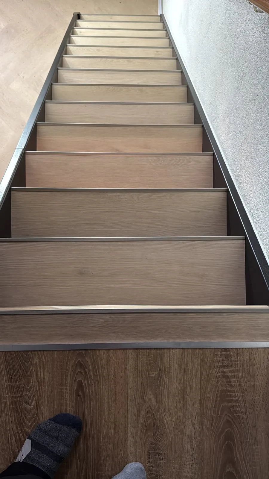 Open trap gerenoveerd met licht eiken houtdecor