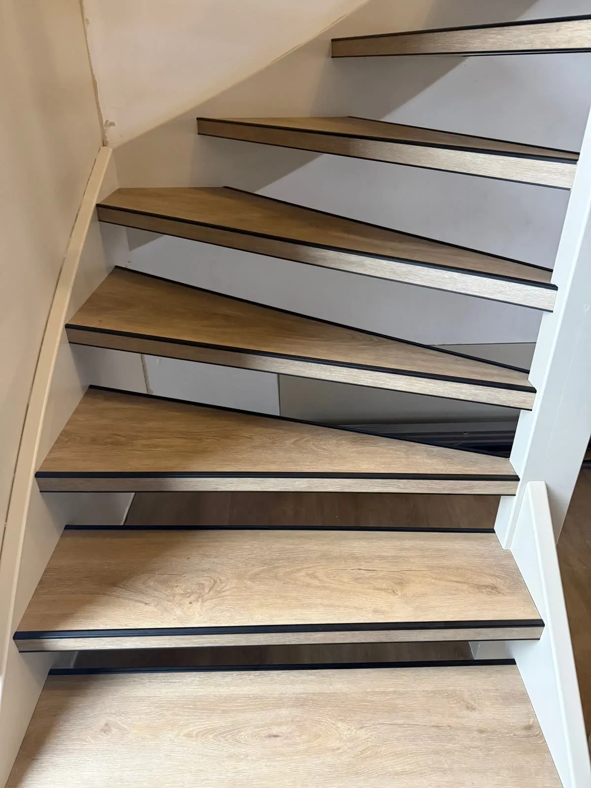 Trap gerenoveerd met licht eiken houtdecor
