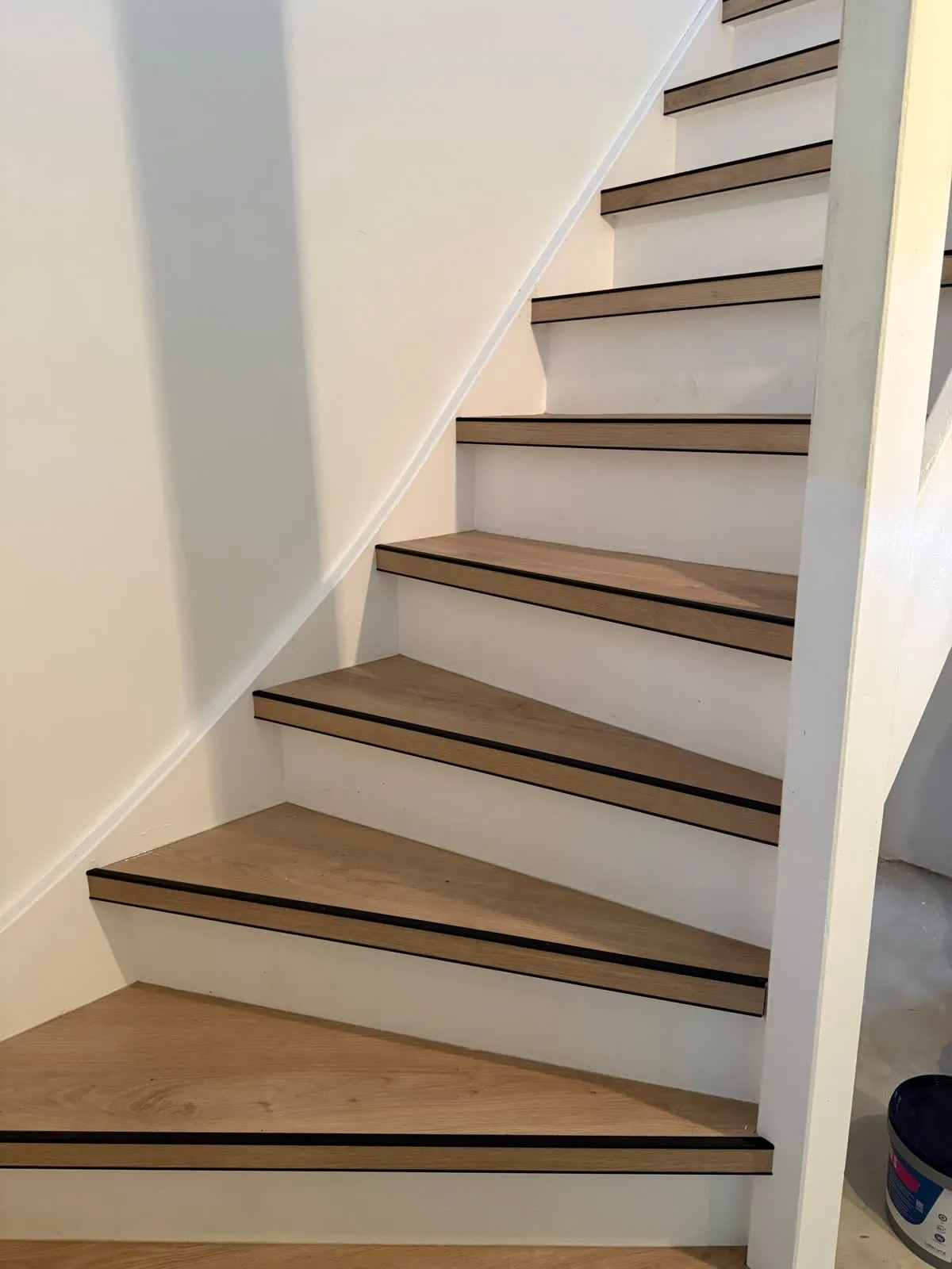 Draaiende trap gerenoveerd met licht eiken houtdecor