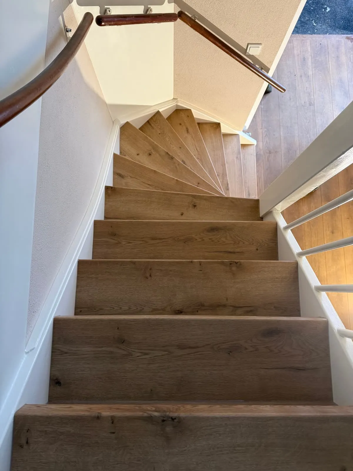 Trap gerenoveerd met licht eiken houtdecor