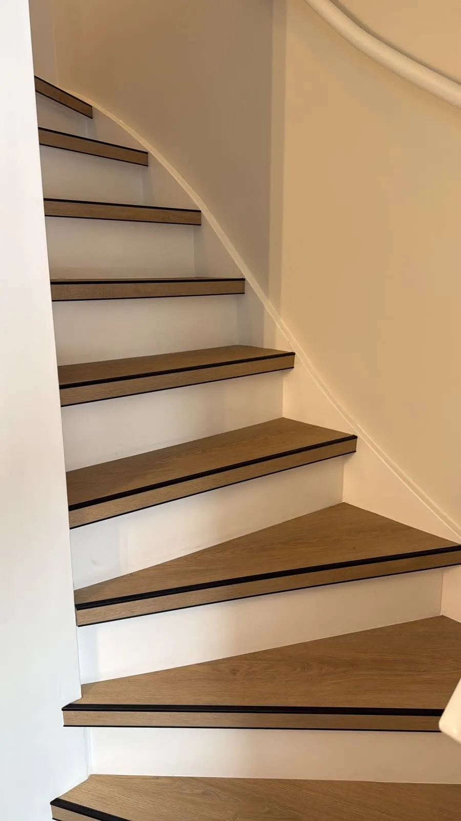 Trap gerenoveerd met licht eiken houtdecor