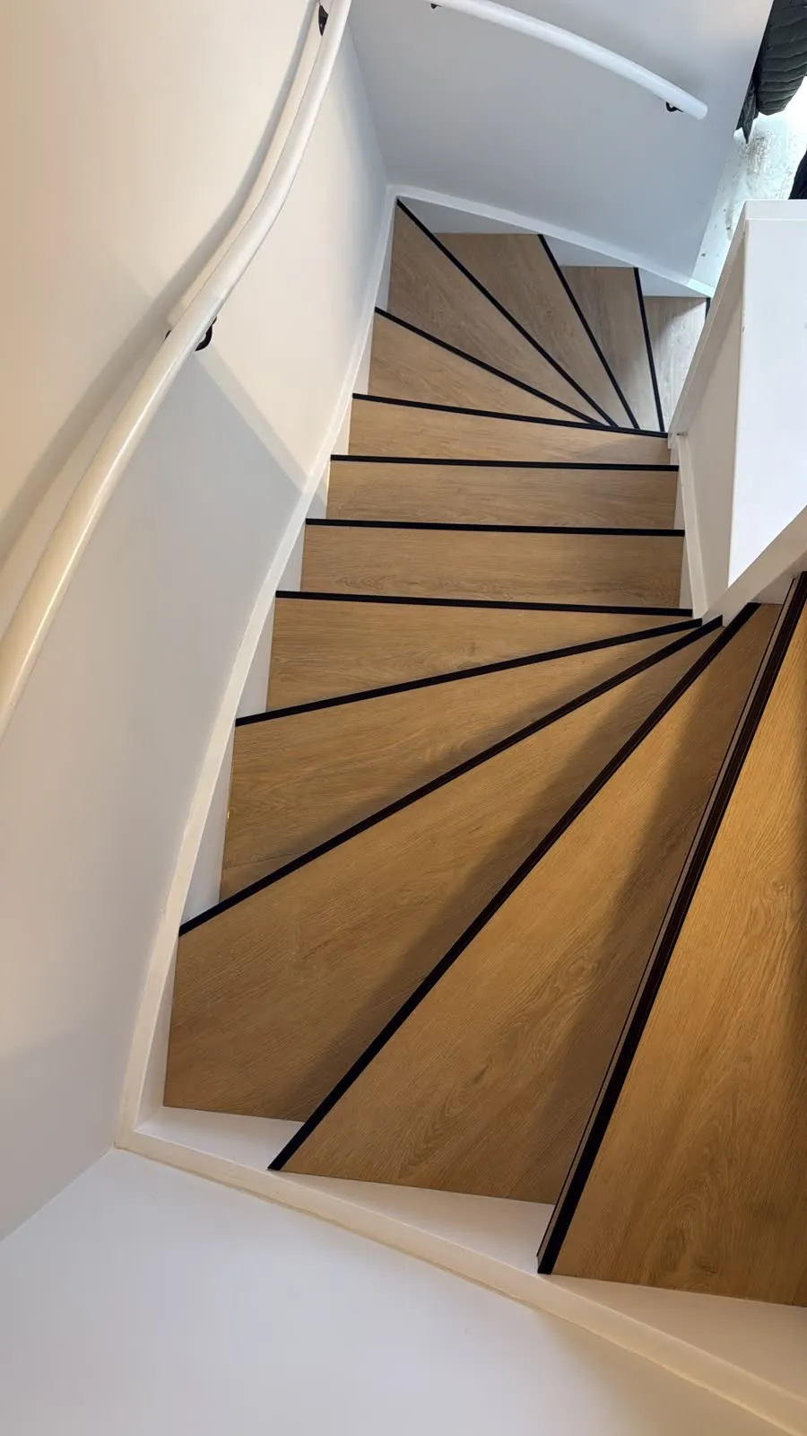 Trap gerenoveerd met licht eiken houtdecor