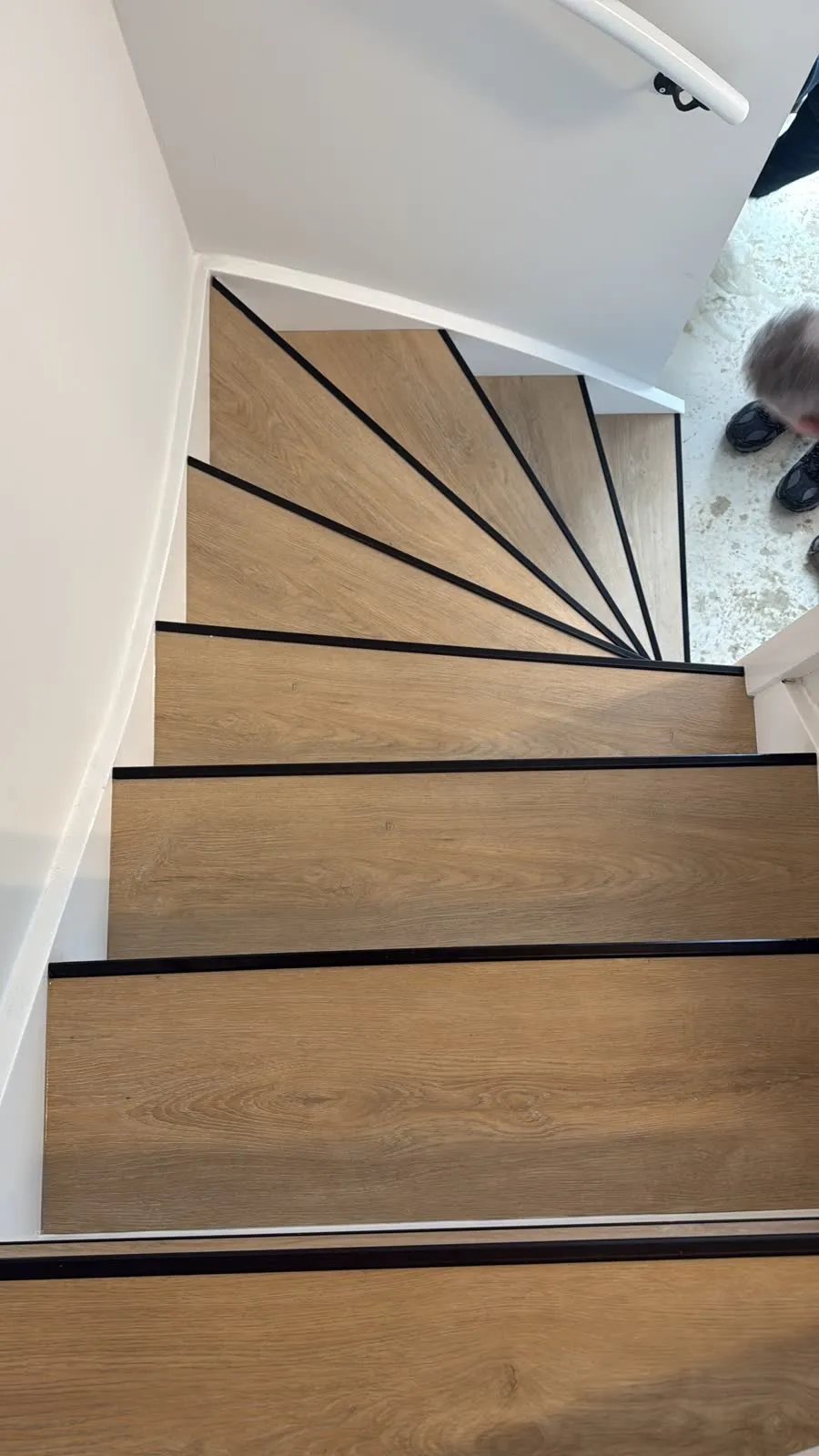 Draaiende trap gerenoveerd met licht eiken houtdecor