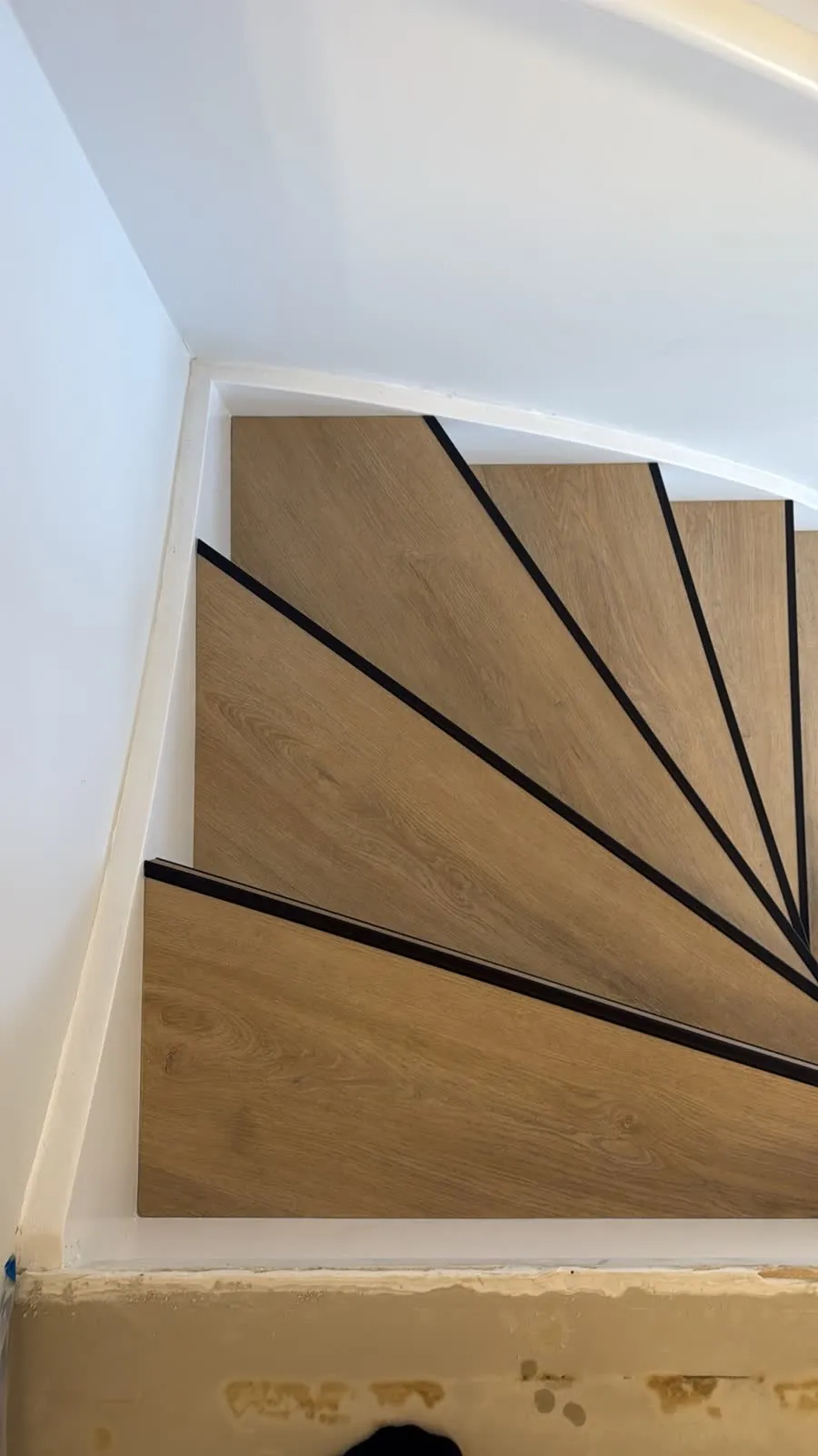 Draaiende trap gerenoveerd met licht eiken houtdecor