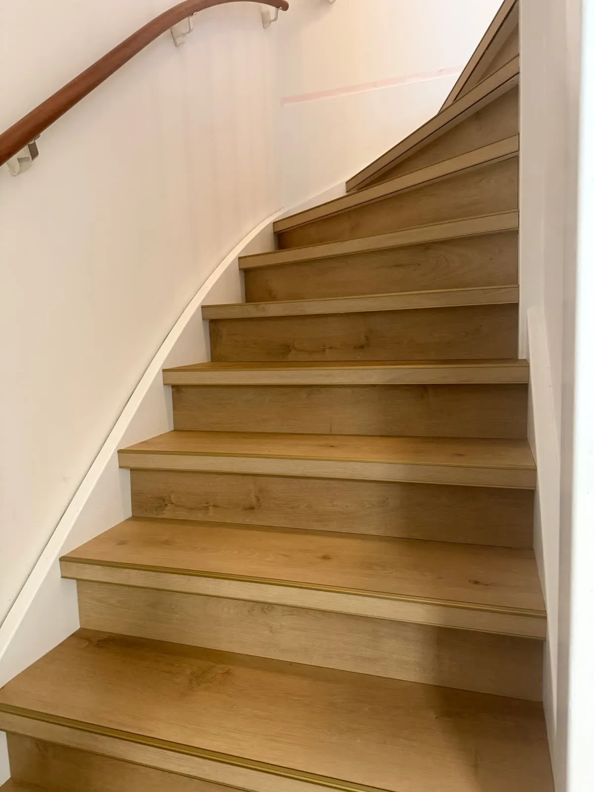 Trap gerenoveerd met licht eiken houtdecor