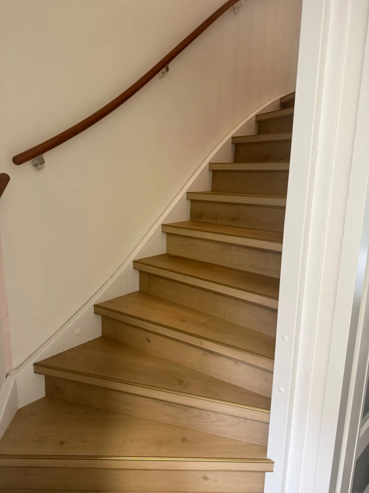 Trap gerenoveerd met licht eiken houtdecor