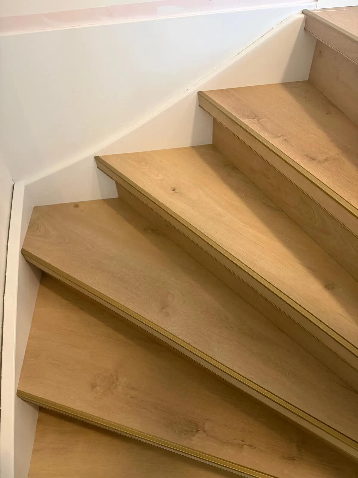Trap gerenoveerd met licht eiken houtdecor
