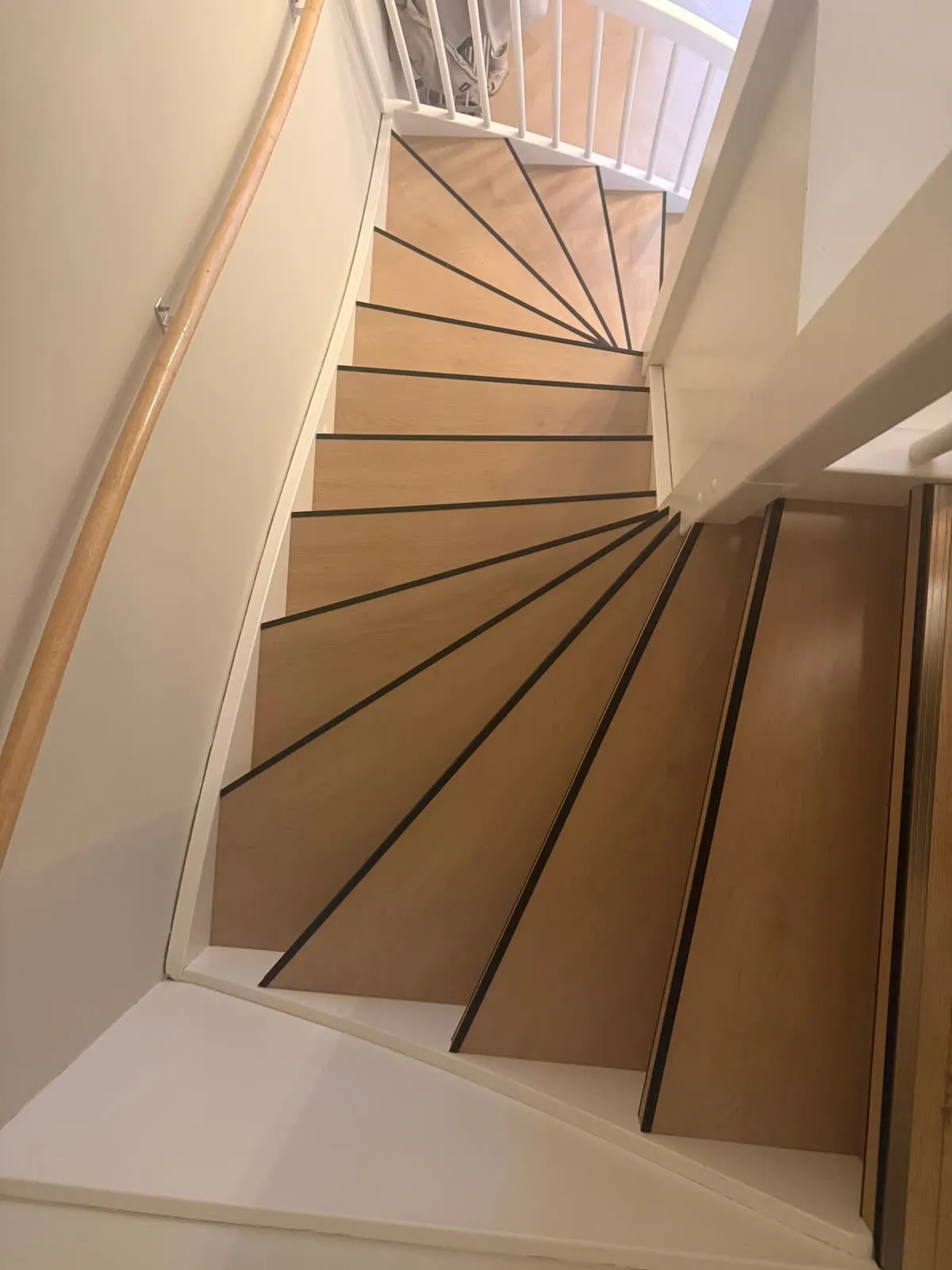 Draaiende trap gerenoveerd met licht eiken houtdecor