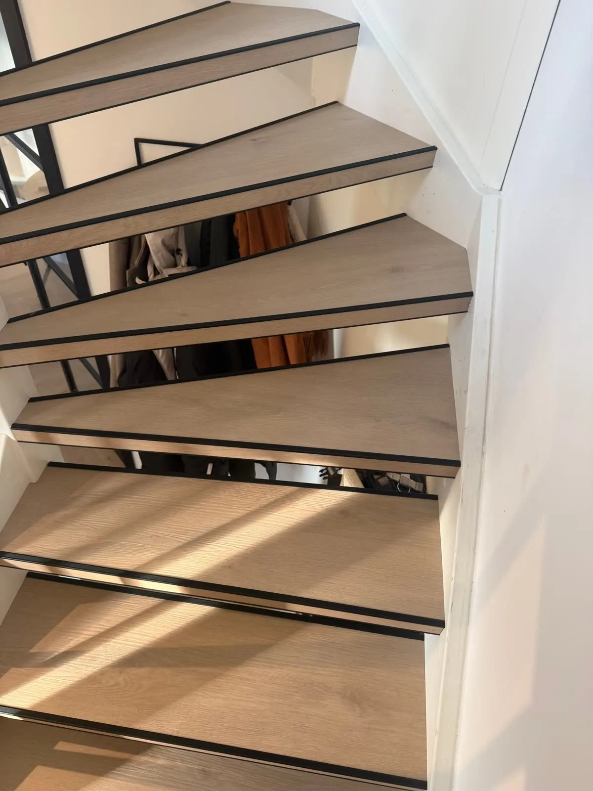 Trap gerenoveerd met licht eiken houtdecor