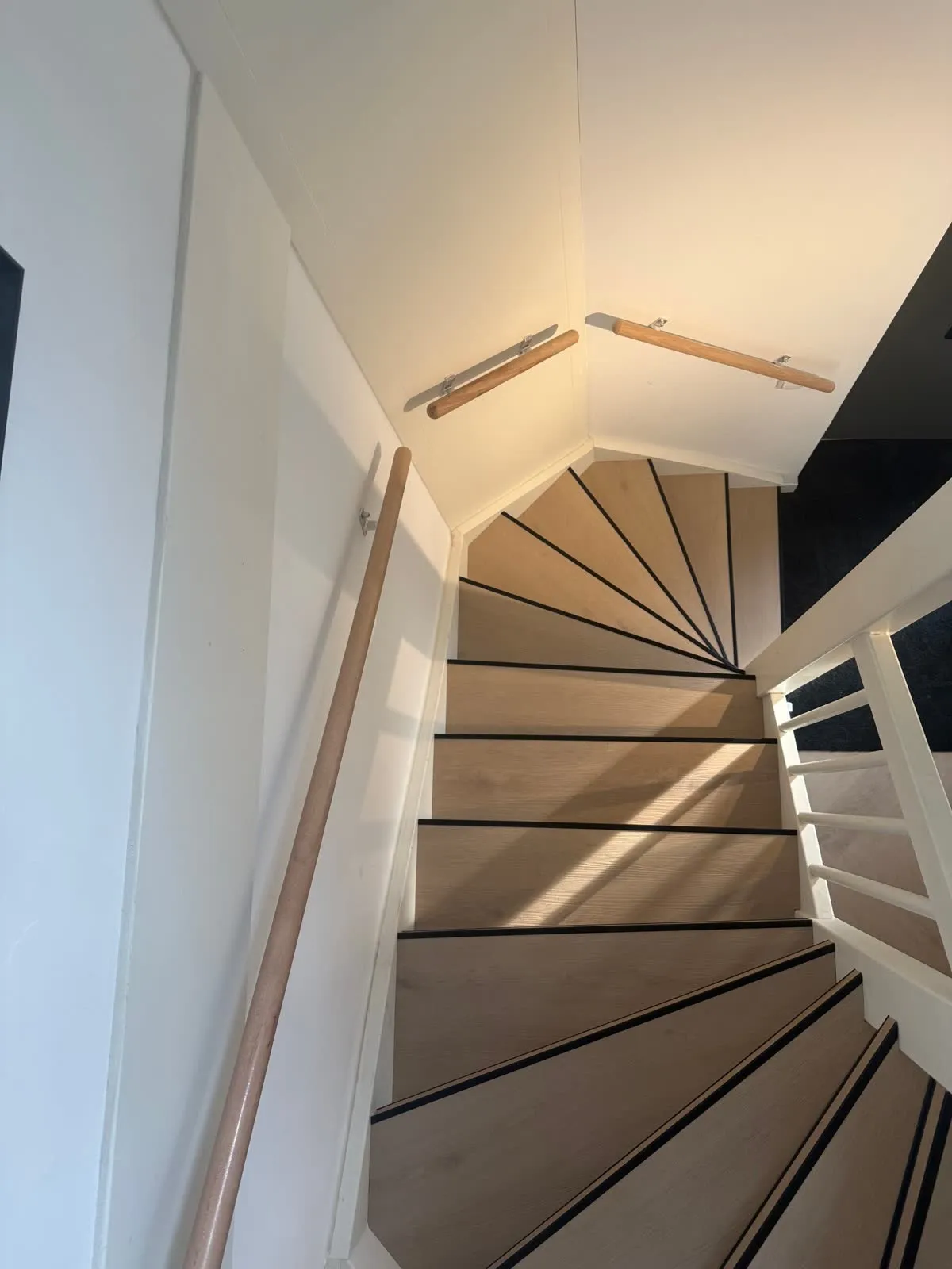 Draaiende trap gerenoveerd met licht eiken houtdecor