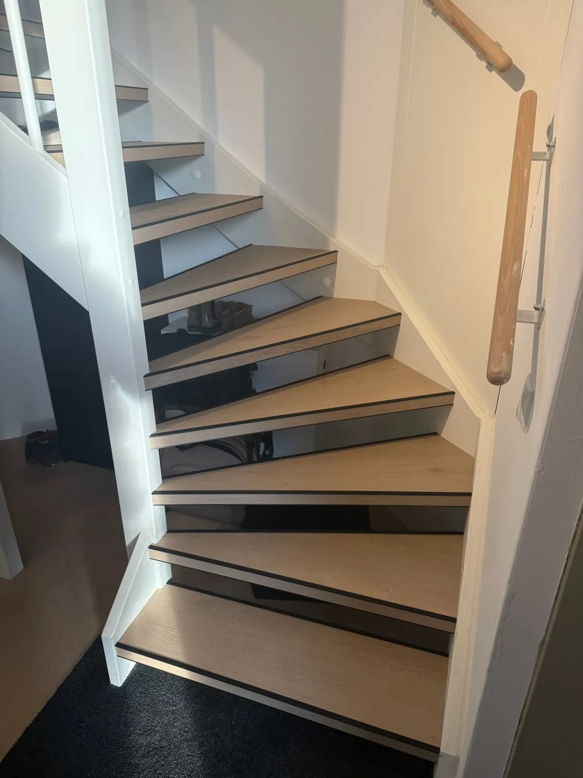 Open trap gerenoveerd met licht eiken houtdecor
