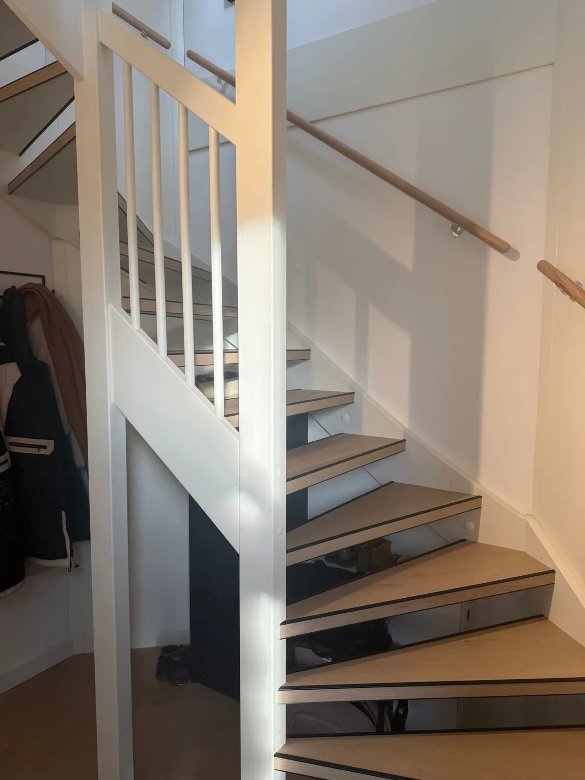 Open trap gerenoveerd met licht eiken houtdecor