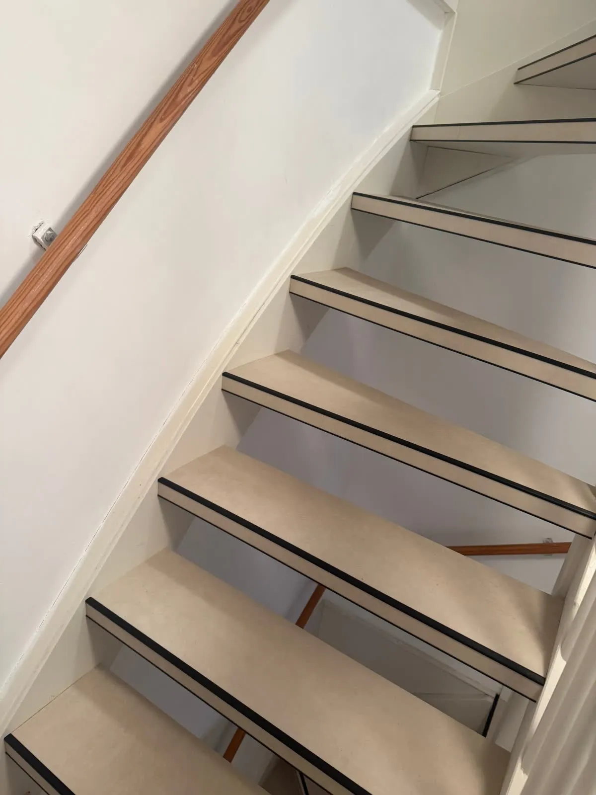 Trap gerenoveerd met licht eiken houtdecor