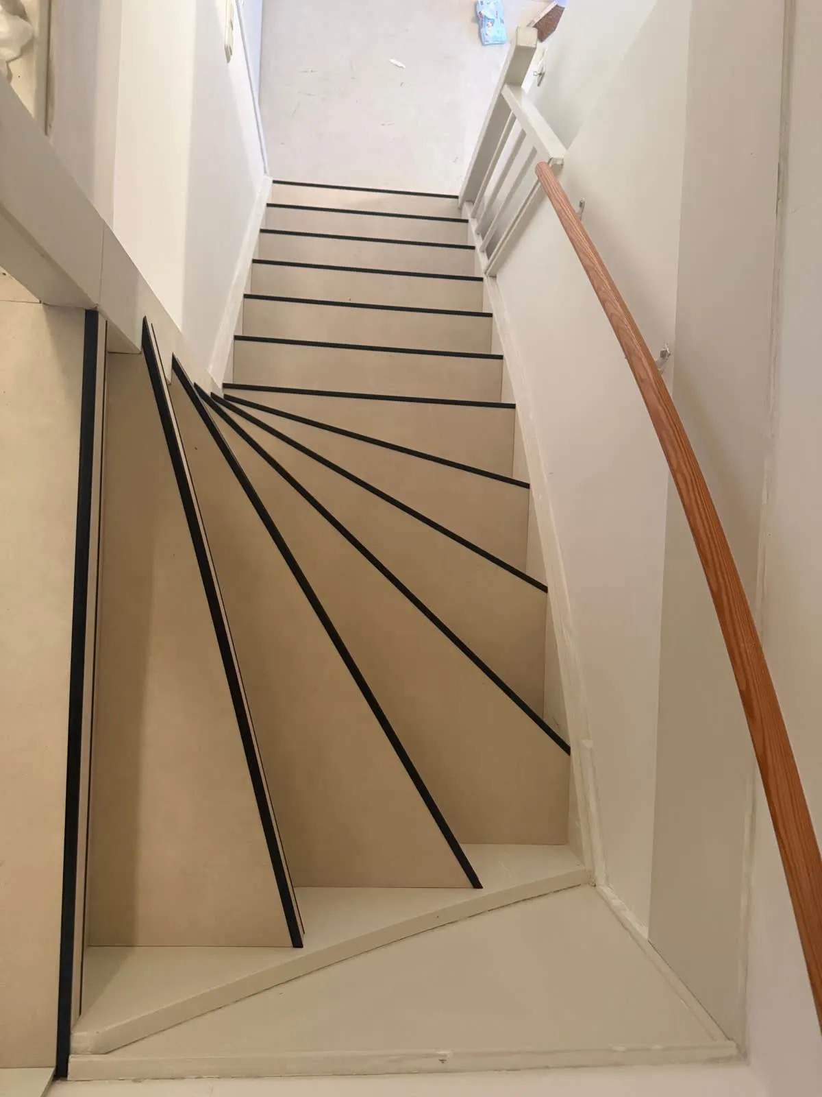 Draaiende trap gerenoveerd met licht eiken houtdecor