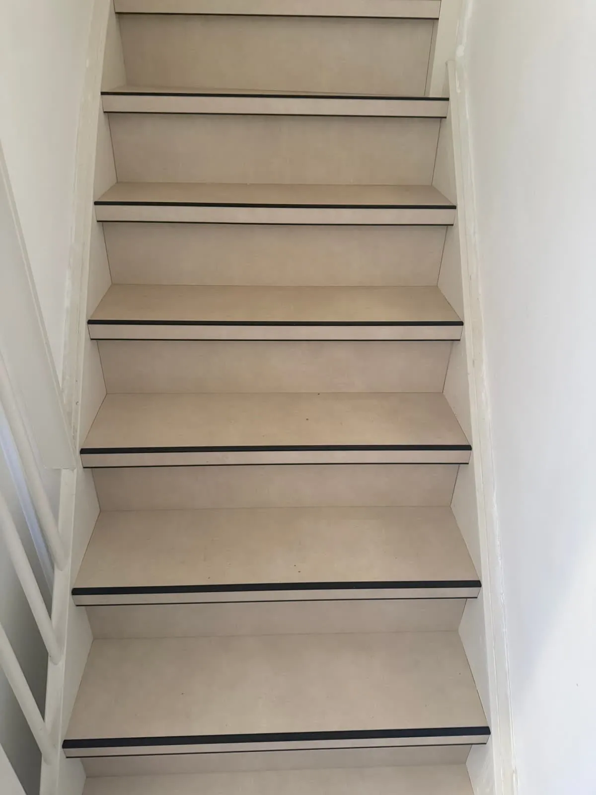 Draaiende trap gerenoveerd met licht eiken houtdecor