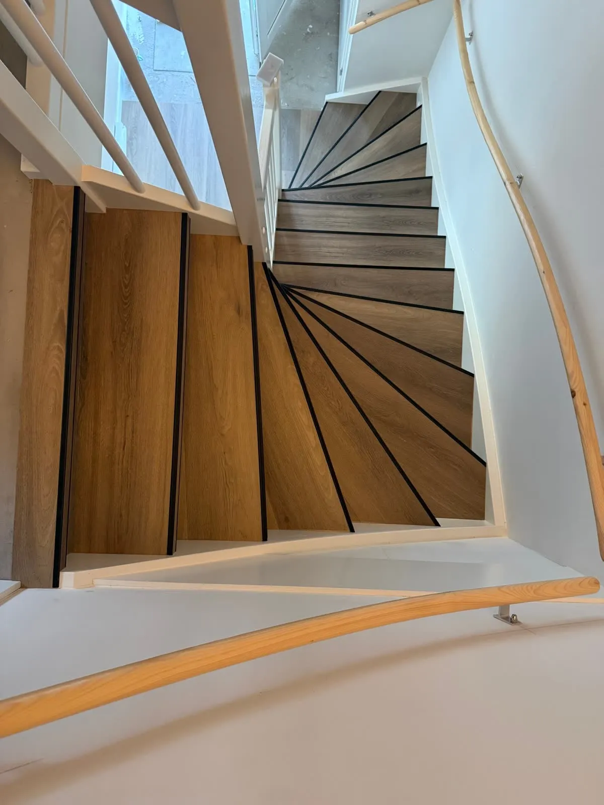 Draaiende trap gerenoveerd met licht eiken houtdecor