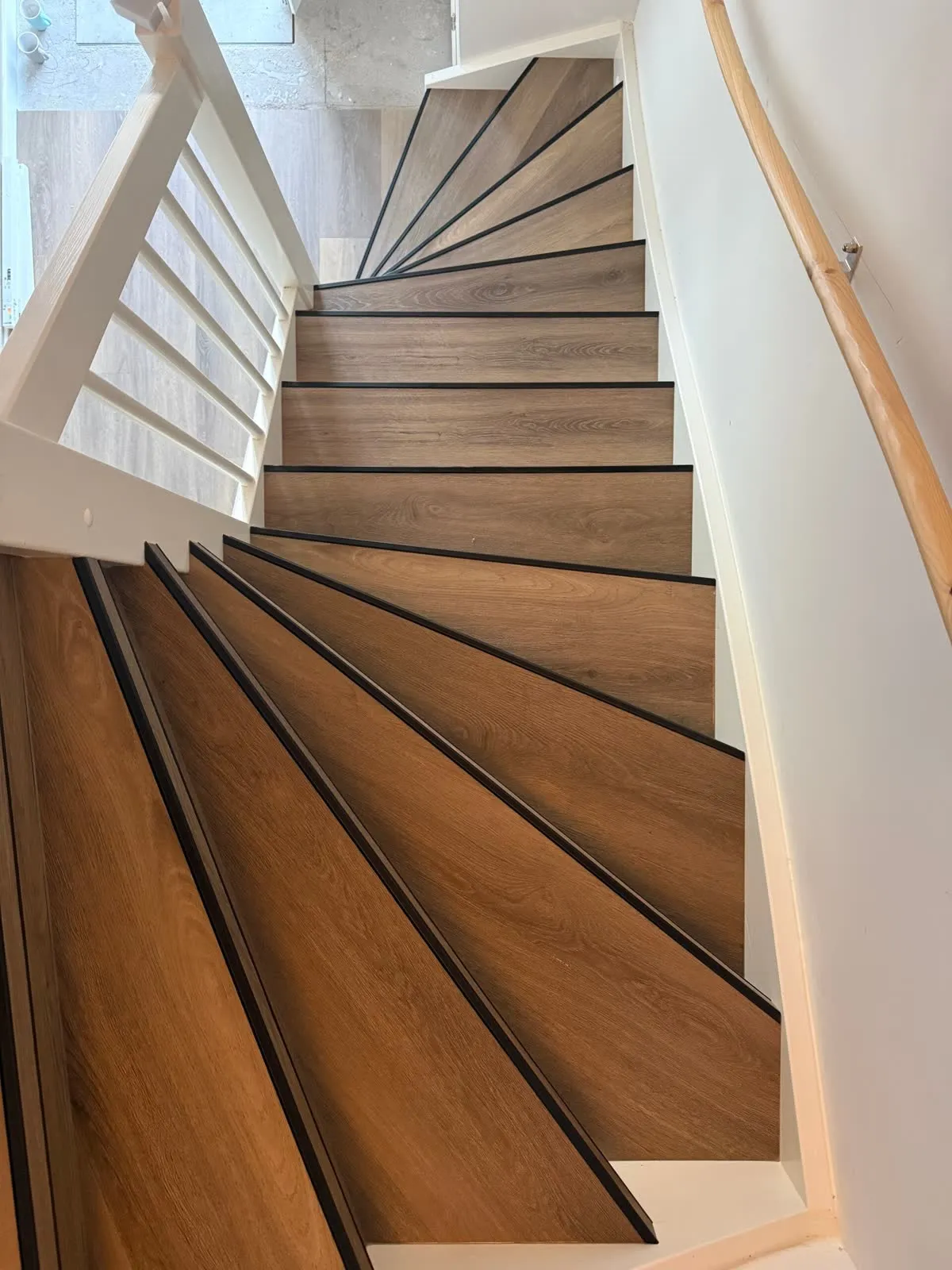 Draaiende trap gerenoveerd met licht eiken houtdecor