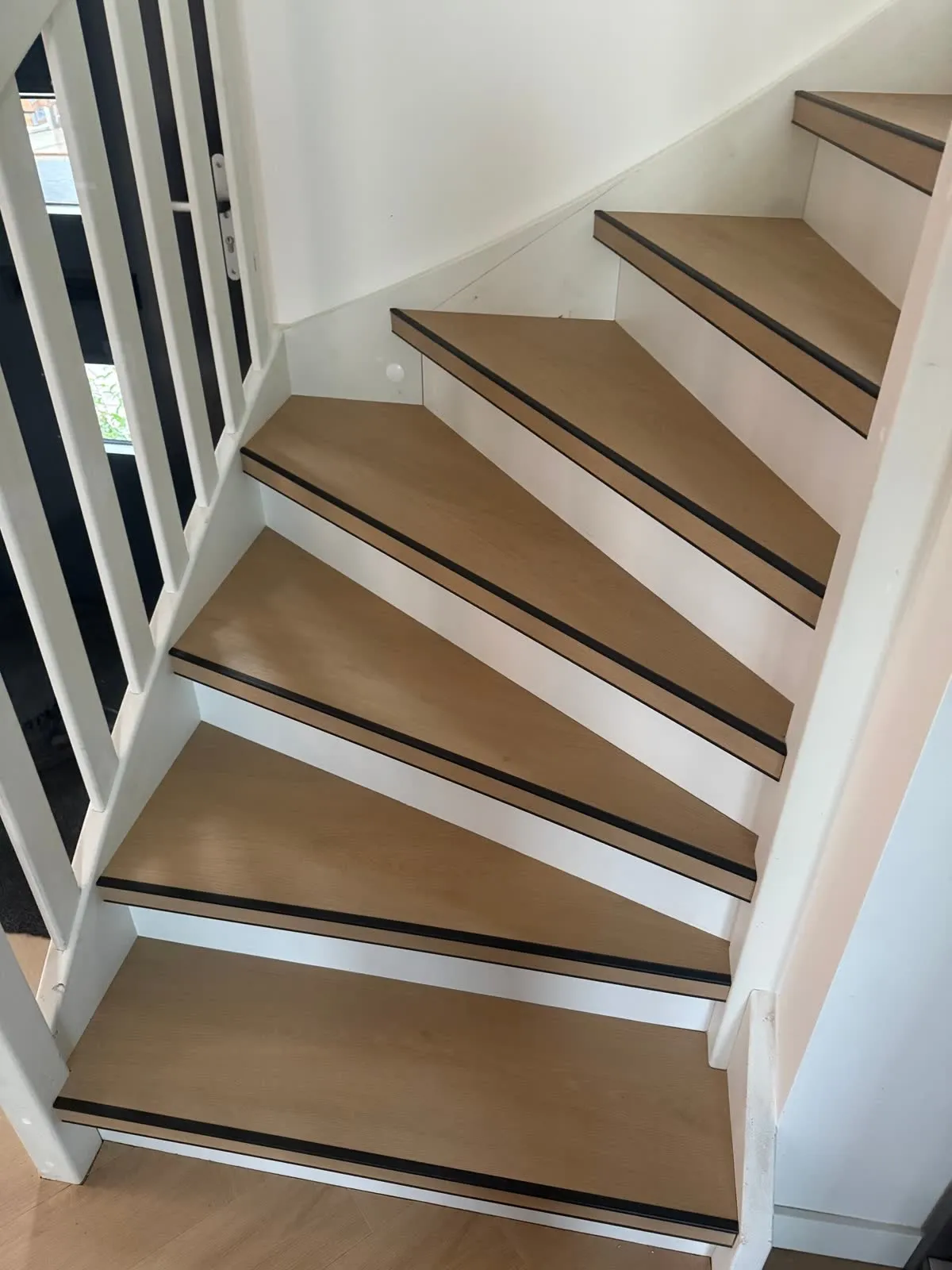 Trap gerenoveerd met licht eiken houtdecor