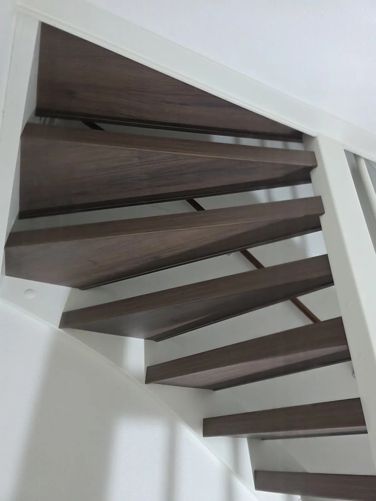 Trap gerenoveerd met donker houtdecor