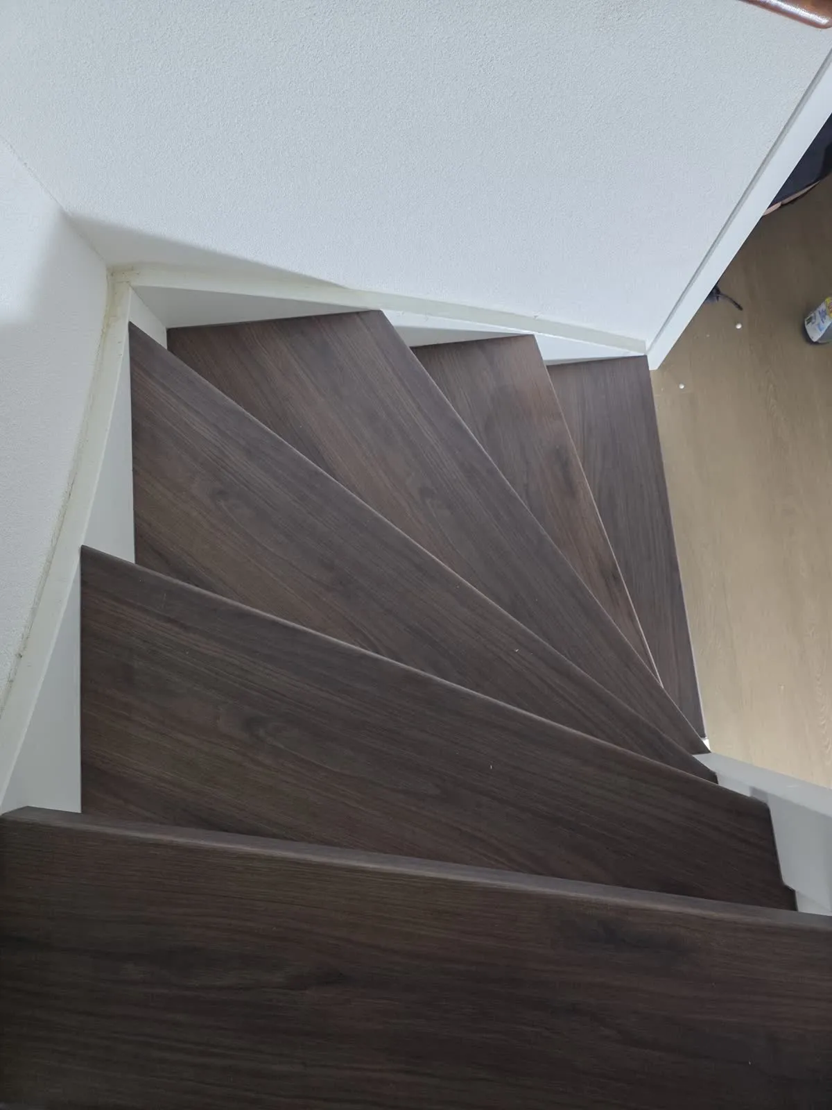 Trap gerenoveerd met donker houtdecor