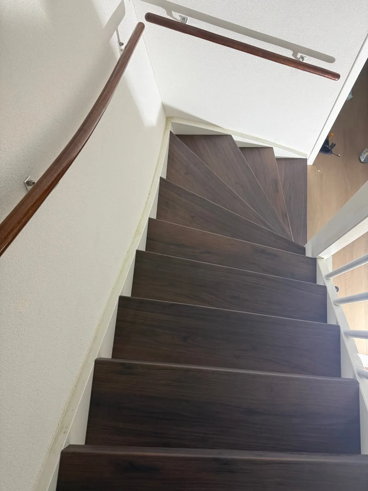 Trap gerenoveerd met donker houtdecor