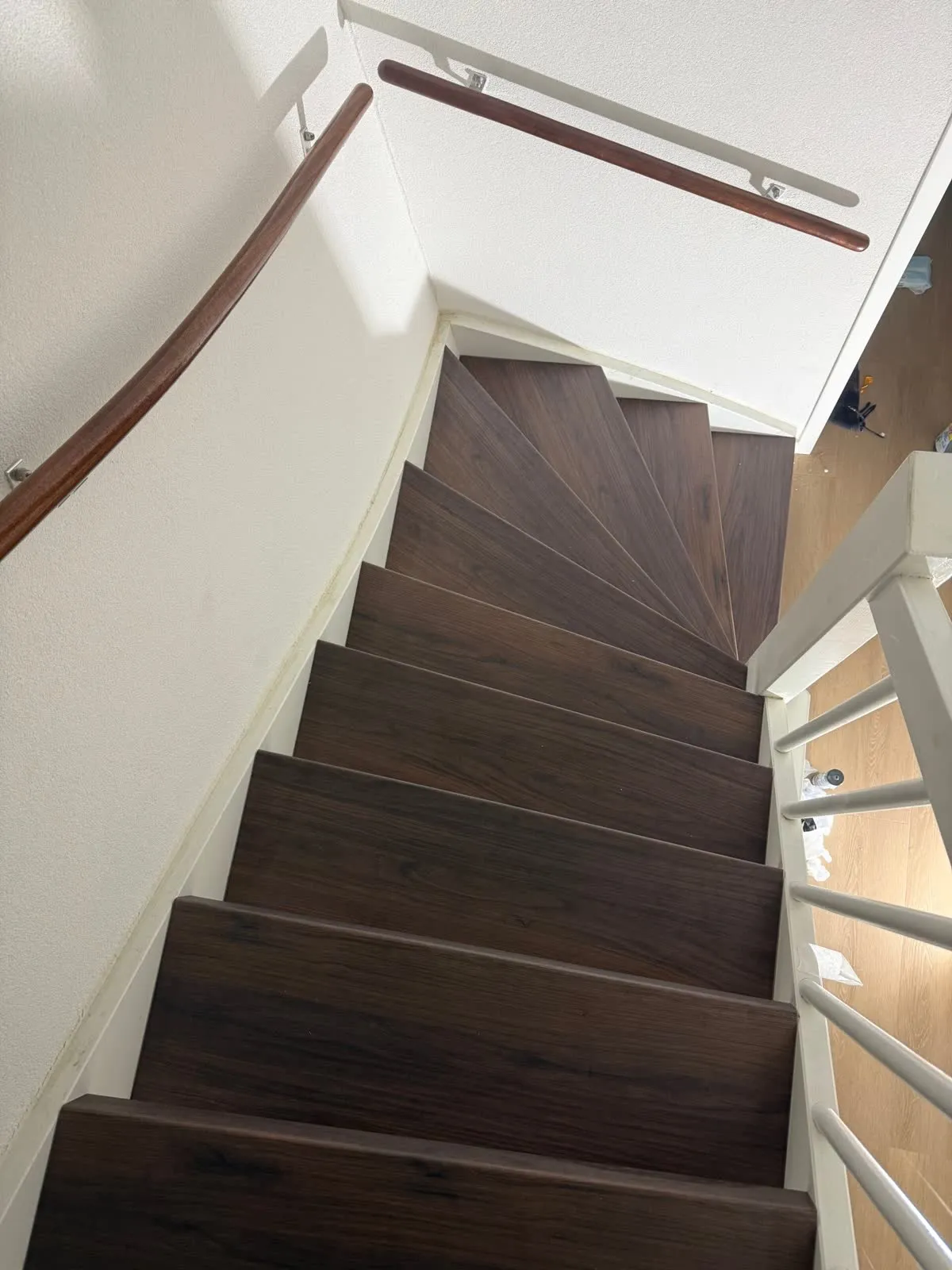 Trap gerenoveerd met donker houtdecor