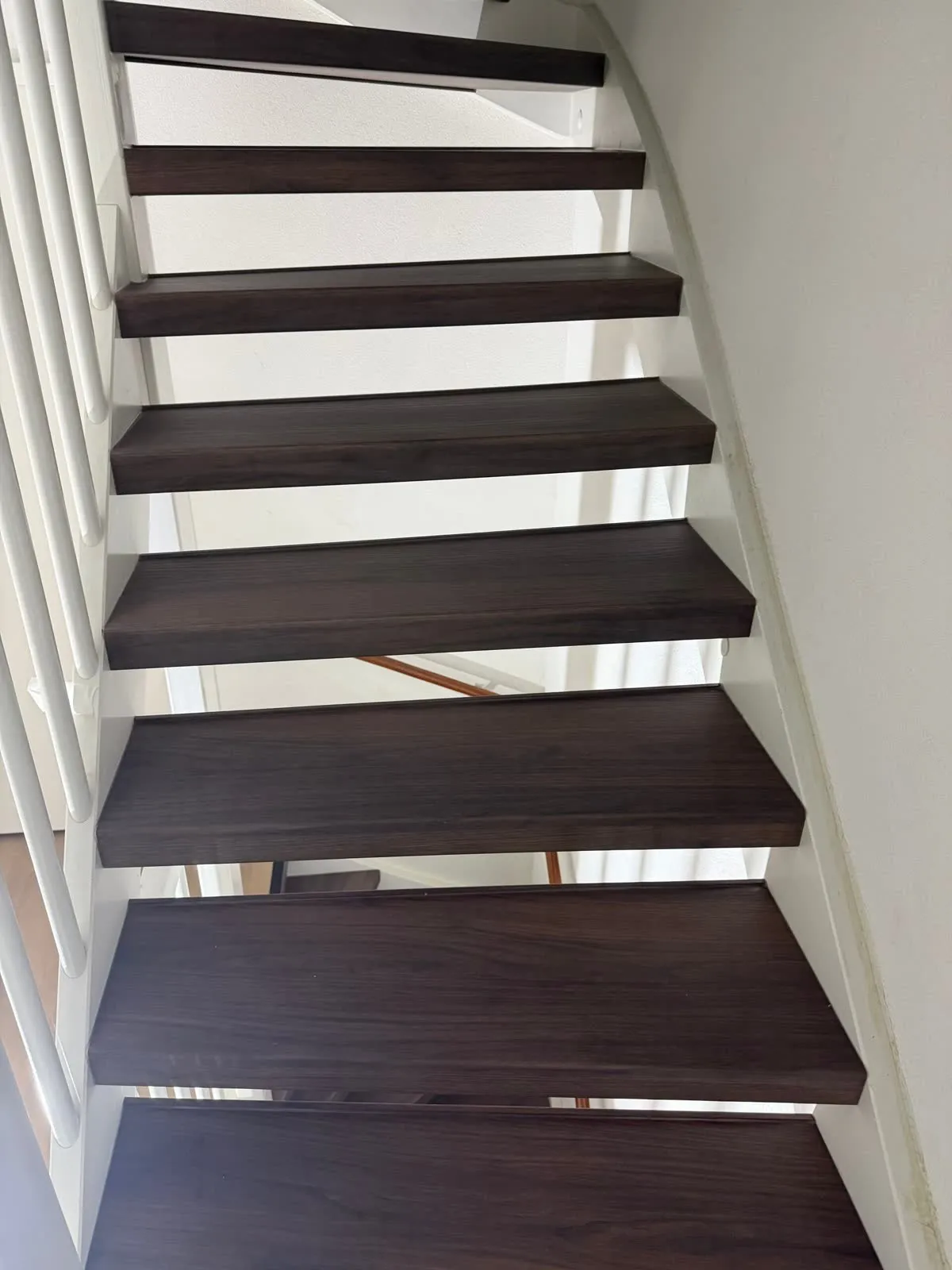 Trap gerenoveerd met donker houtdecor