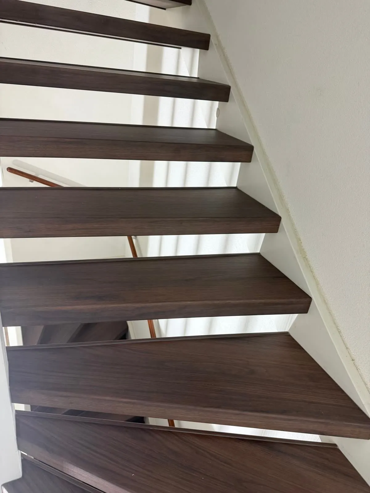 Trap gerenoveerd met donker houtdecor
