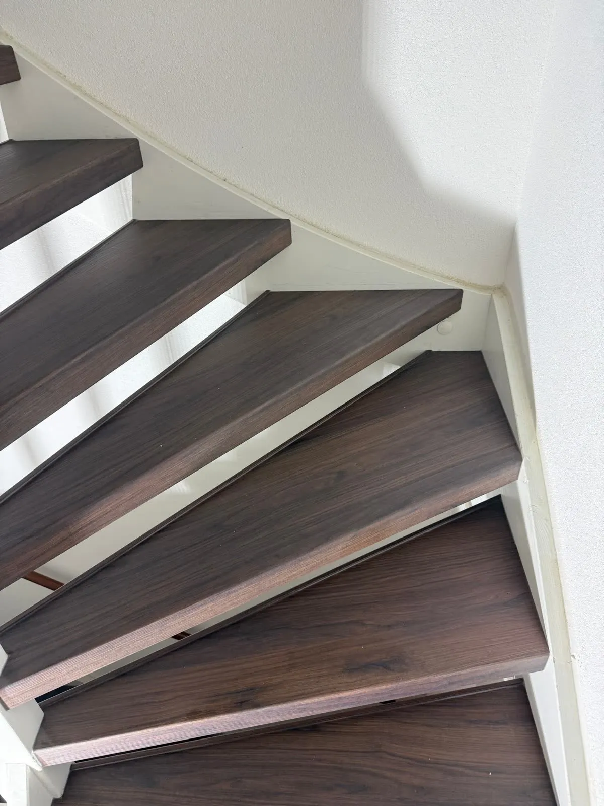 Trap gerenoveerd met donker houtdecor