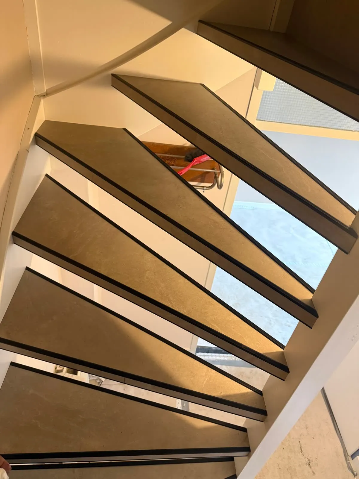 Open trap gerenoveerd met licht eiken houtdecor