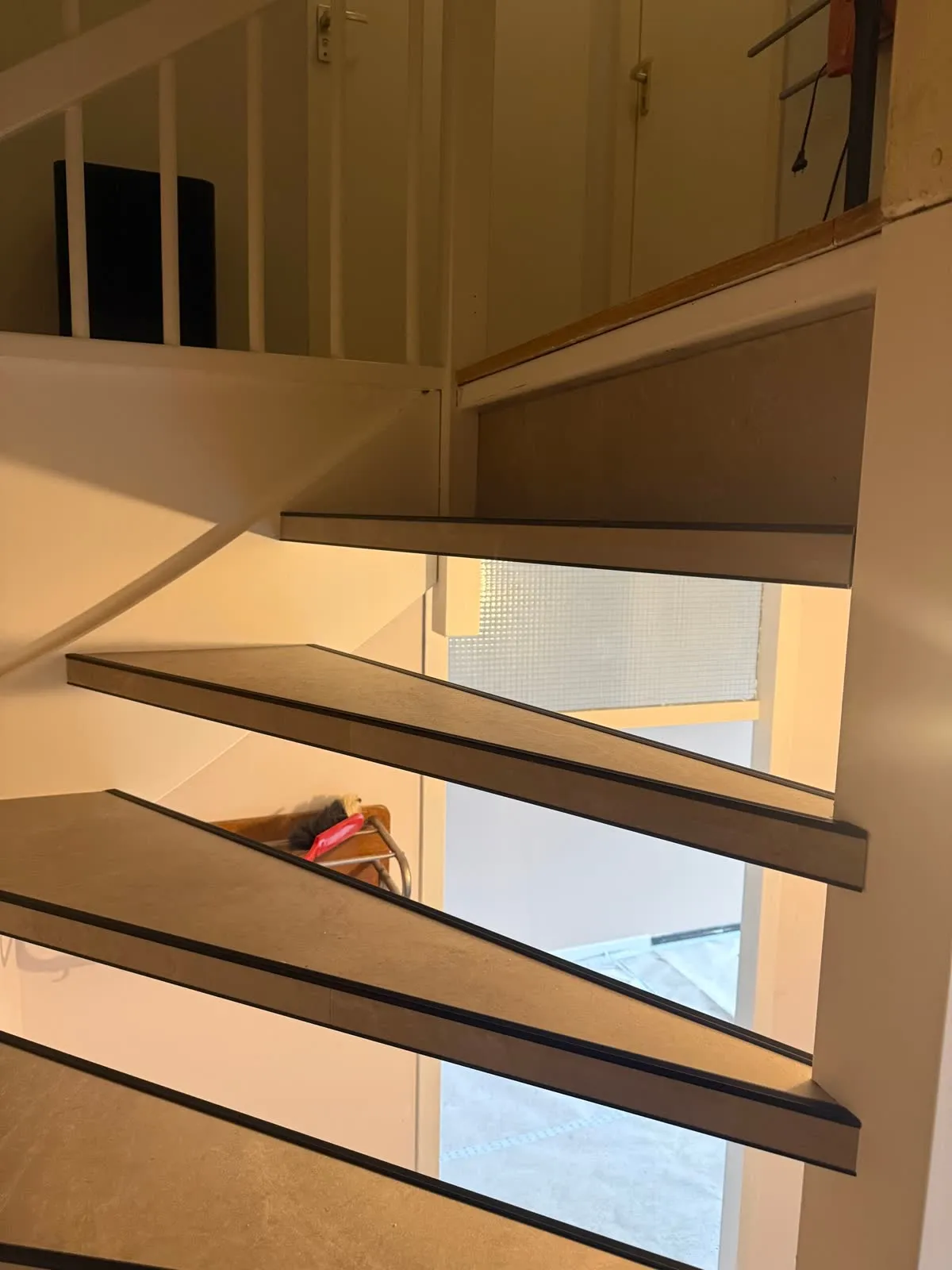 Open trap gerenoveerd met licht eiken houtdecor