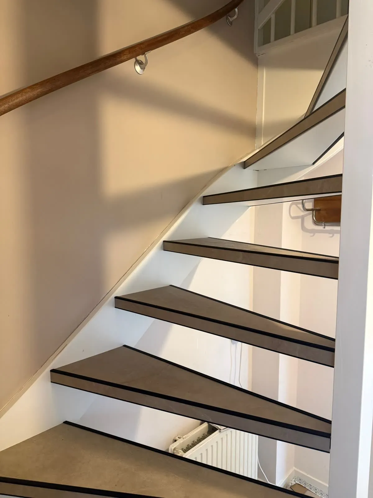 Open trap gerenoveerd met licht eiken houtdecor