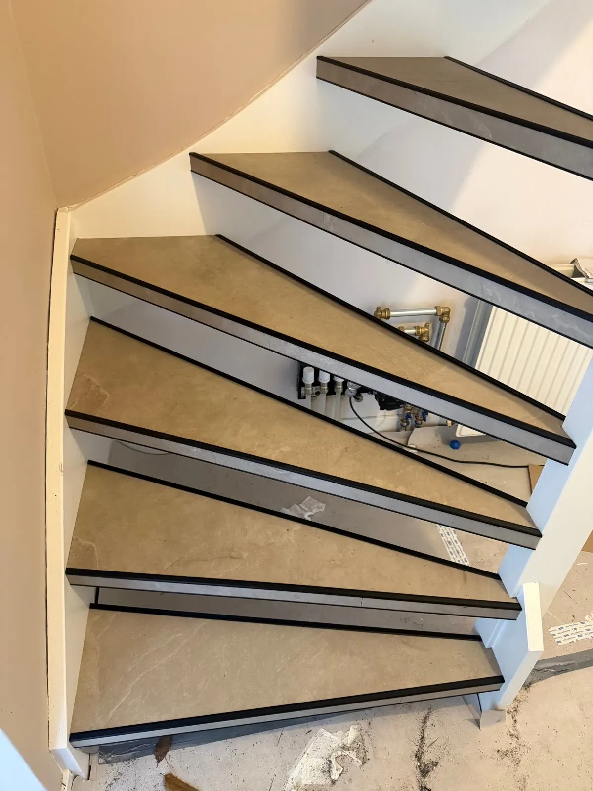 Open trap gerenoveerd met licht eiken houtdecor