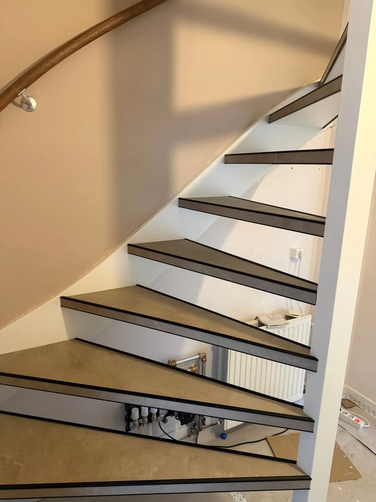 Open trap gerenoveerd met licht eiken houtdecor
