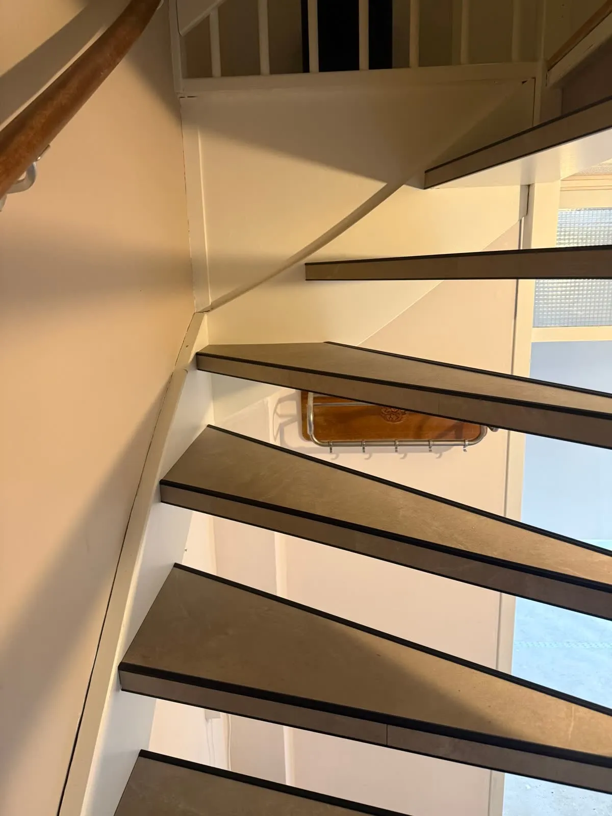 Open trap gerenoveerd met licht eiken houtdecor