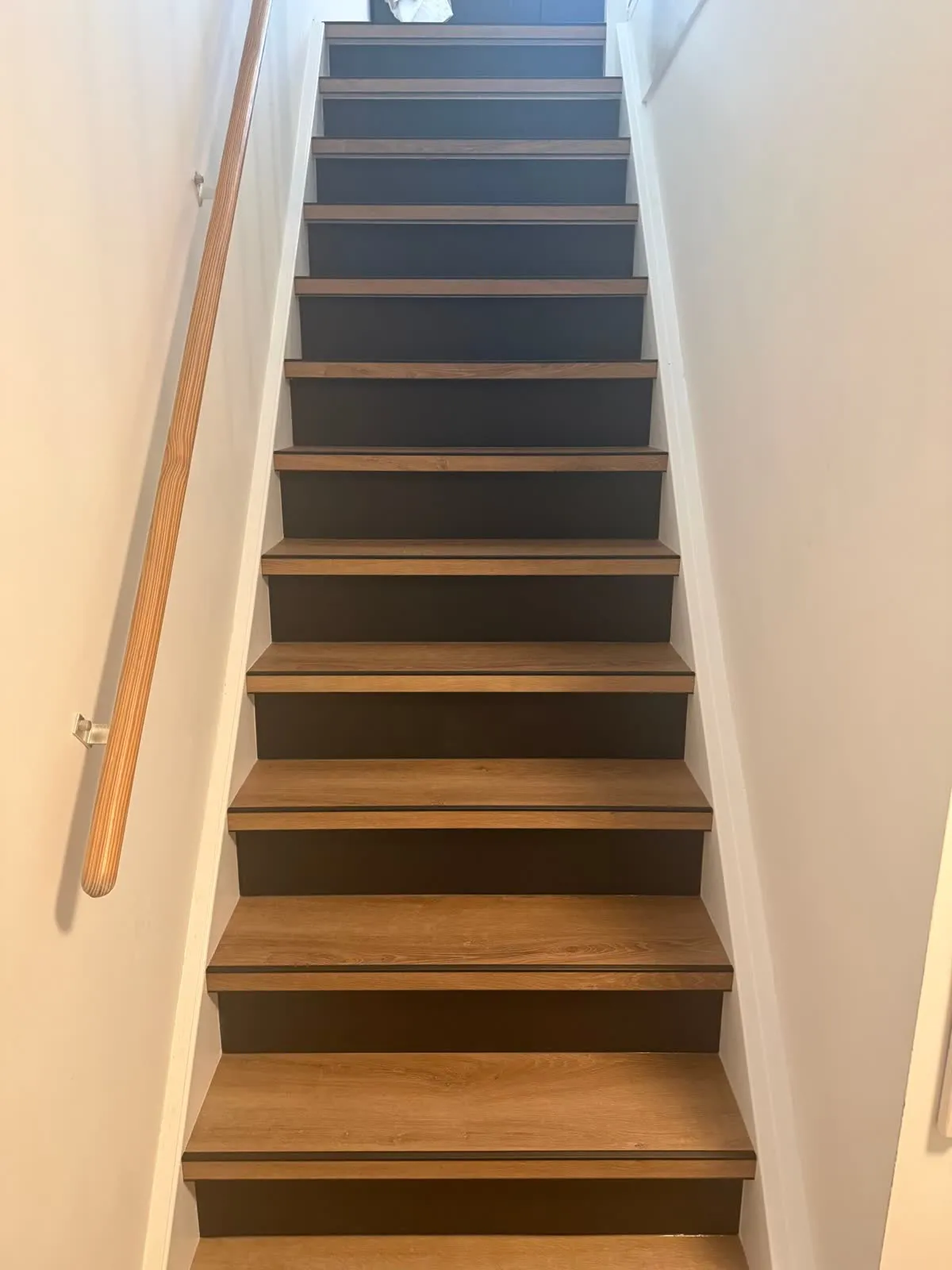 Trap gerenoveerd met licht eiken houtdecor