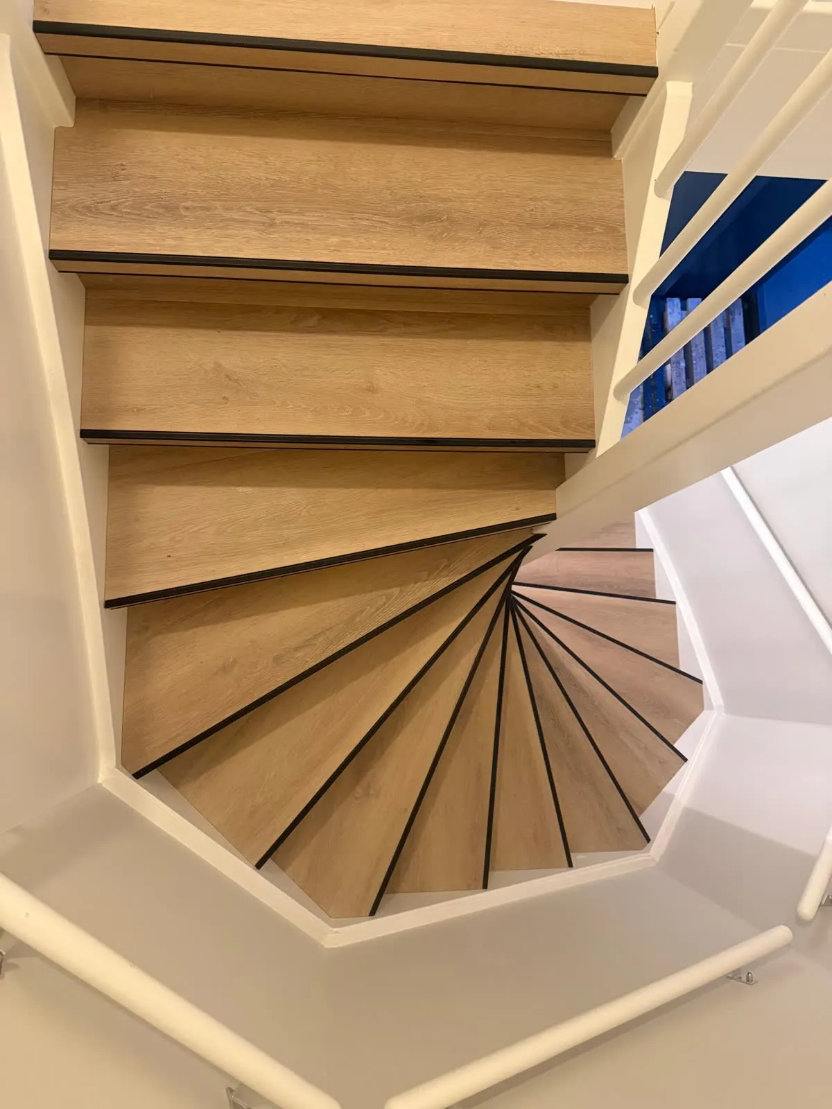 Draaiende trap gerenoveerd met licht eiken houtdecor