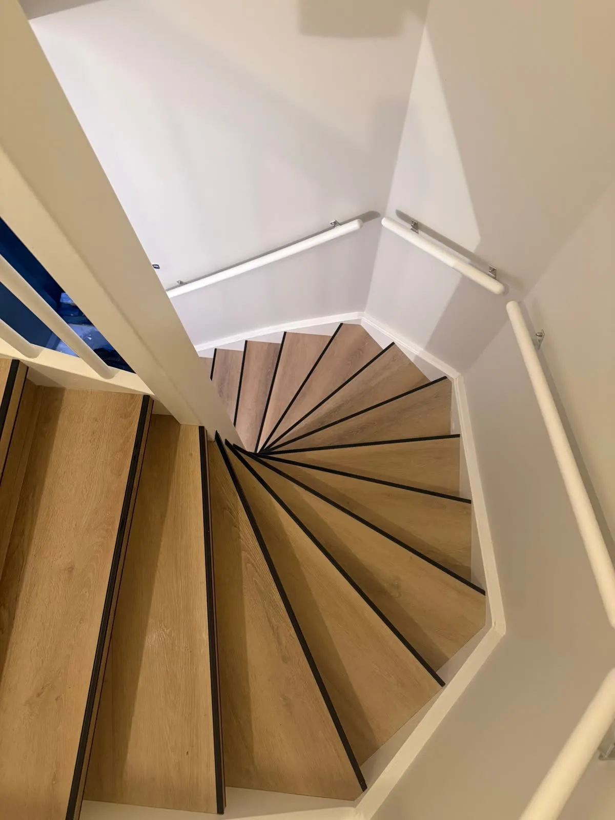 Draaiende trap gerenoveerd met licht eiken houtdecor
