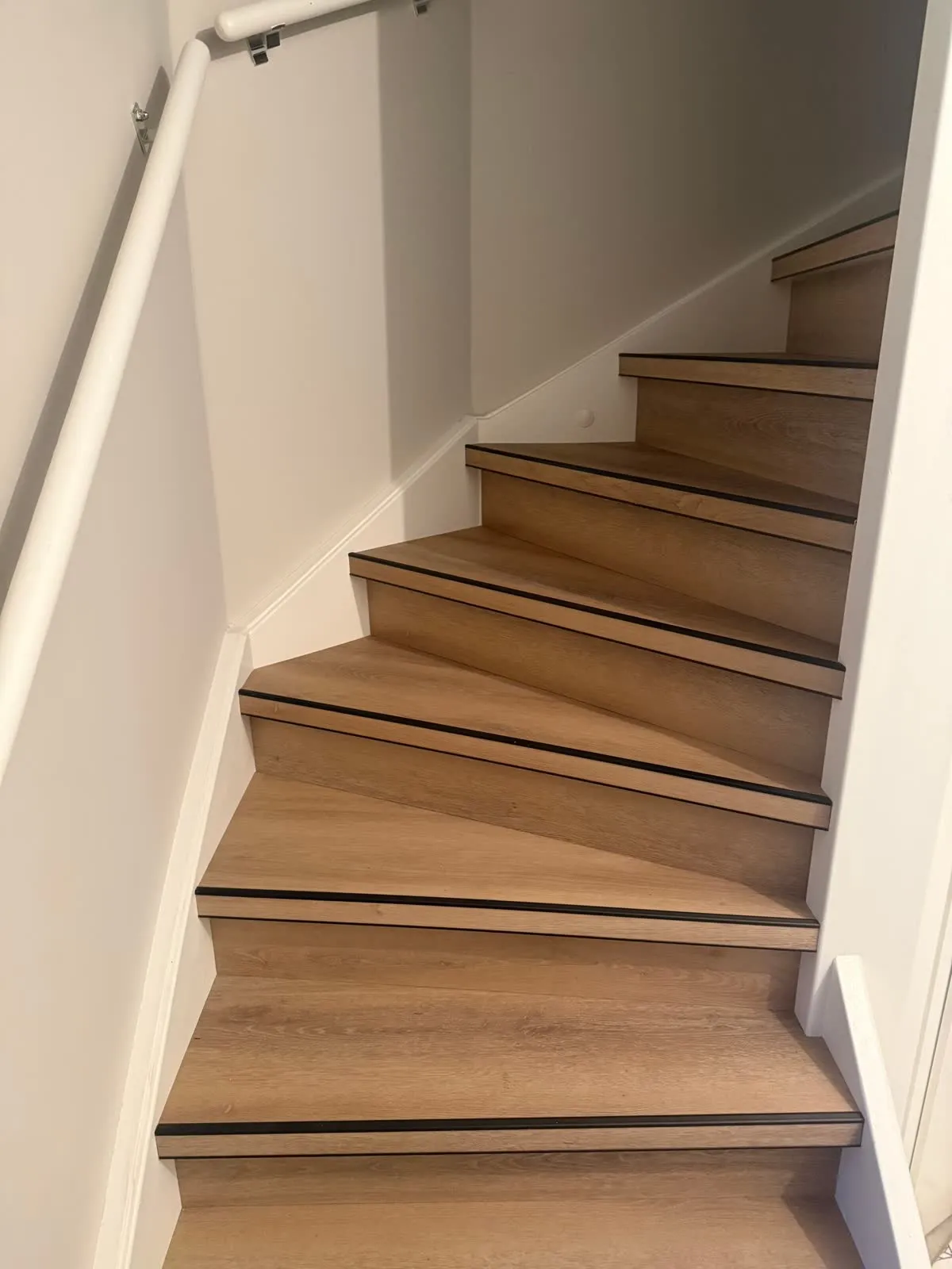 Trap gerenoveerd met licht eiken houtdecor