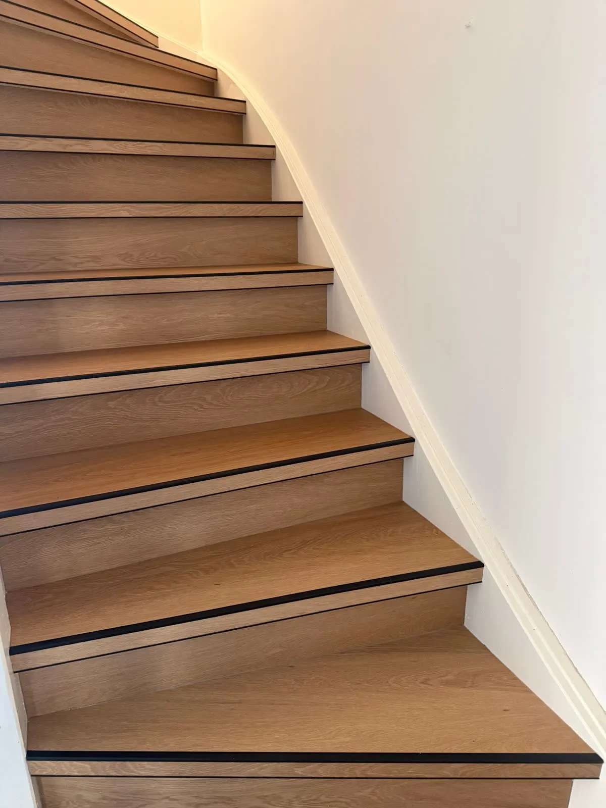 Trap gerenoveerd met licht eiken houtdecor