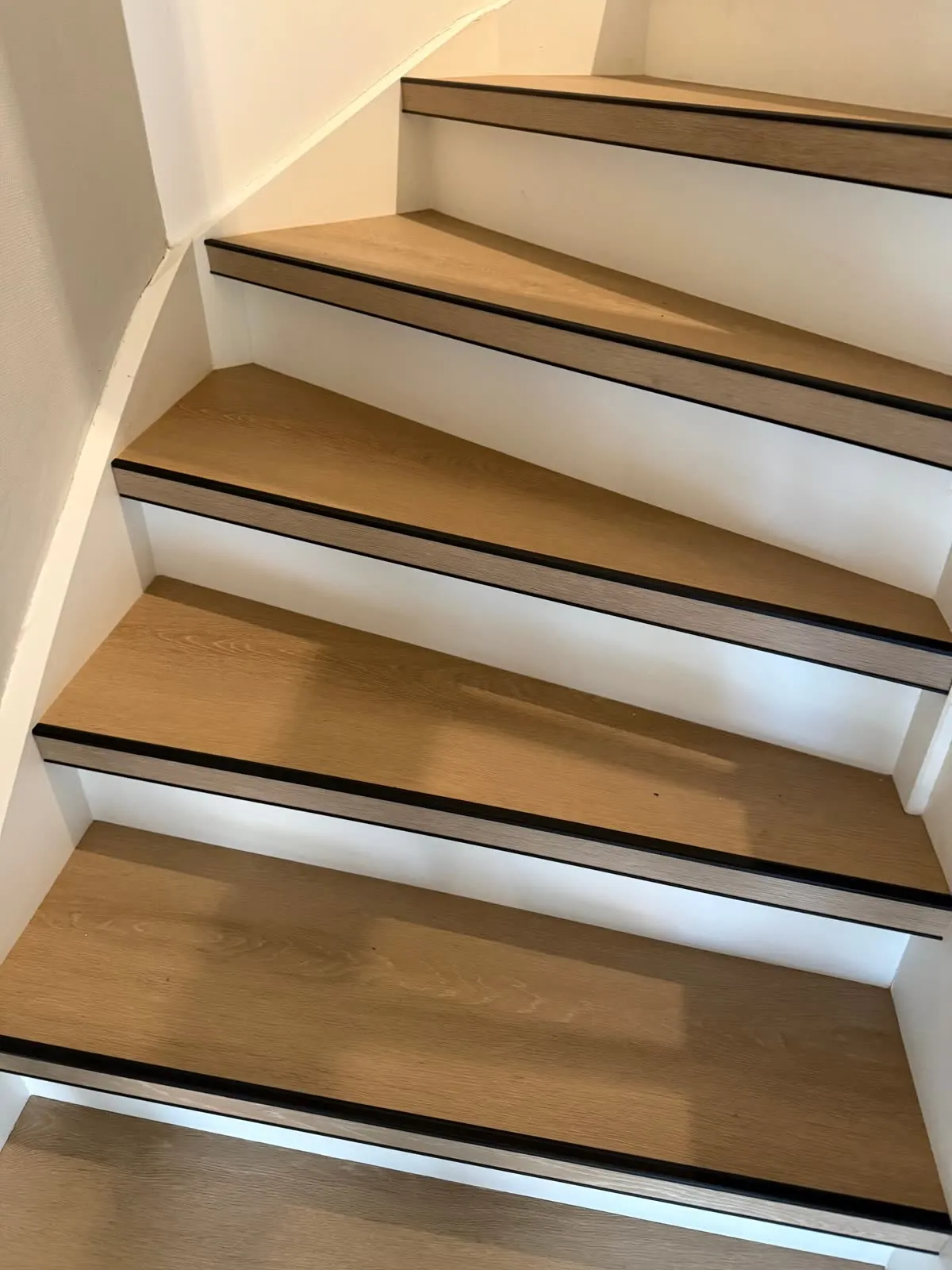 Trap gerenoveerd met licht eiken houtdecor