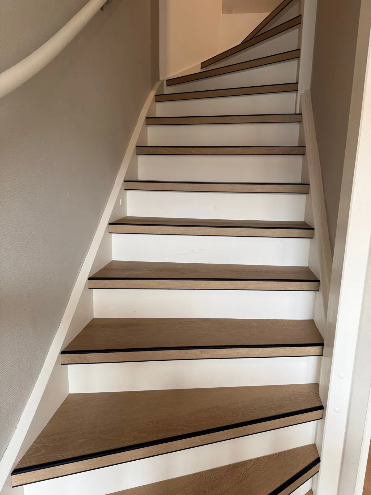 Trap gerenoveerd met licht eiken houtdecor
